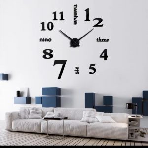Hochwertige Wanduhr mit großen, schwarzen Zahlen, perfekt für modernes Wohnzimmer-Design und präzise Zeitanzeige.