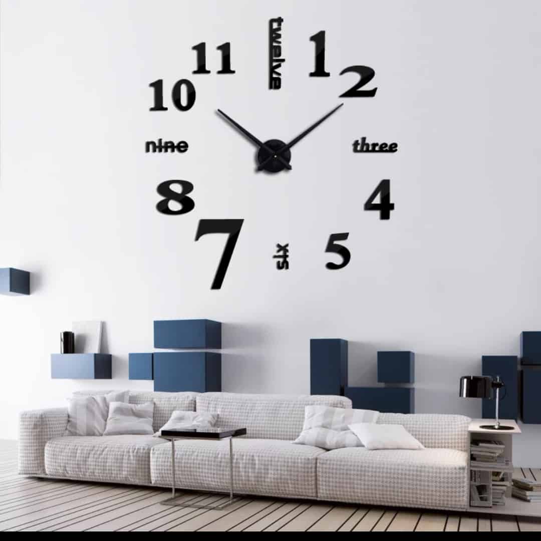 Hochwertige Wanduhr mit großen, schwarzen Zahlen, perfekt für modernes Wohnzimmer-Design und präzise Zeitanzeige.