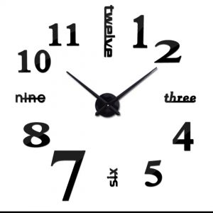 Moderne Wanduhr mit Zahlen und Wörtern, dekoratives Element für Zuhause oder Büro.
