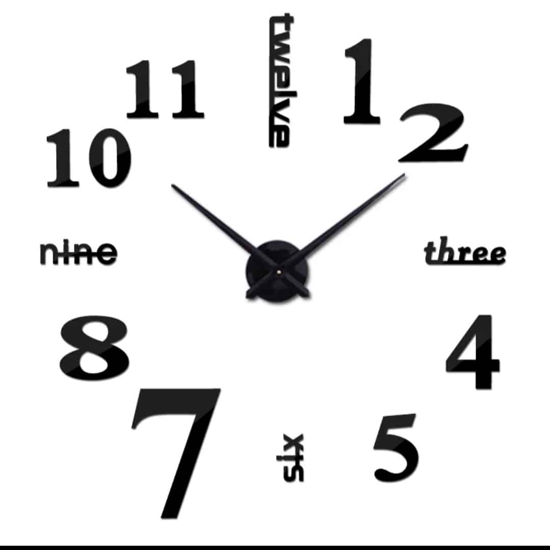Moderne Wanduhr mit Zahlen und Wörtern, dekoratives Element für Zuhause oder Büro.