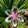 Metallblumen-Dekoration, langlebiges wetterfestes Gartenaccessoire in modernem Design.