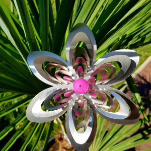 Metallblumen-Dekoration, langlebiges wetterfestes Gartenaccessoire in modernem Design.