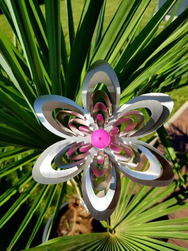 Metallblumen-Dekoration, langlebiges wetterfestes Gartenaccessoire in modernem Design.