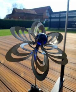 Künstlerisches Metallkunstwerk in Form einer Blumen mit blauer Kristallkugel, ideales Deko-Objekt im Garten.
