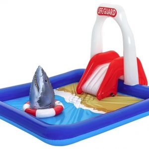 Kleines aufblasbares Spielbecken für Kinder mit Piratenschiff und Hai-Dekor. Perfekt für den Sommer im Garten.
