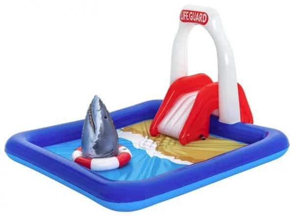 Kleines aufblasbares Spielbecken für Kinder mit Piratenschiff und Hai-Dekor. Perfekt für den Sommer im Garten.