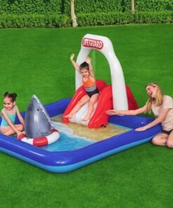 Bunte aufblasbare Wasserlage mit Wasser spritzer und Rutsche, ideal für Kinder im Garten.