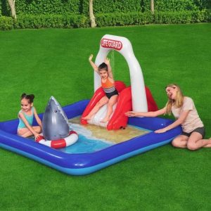 Bunte aufblasbare Wasserlage mit Wasser spritzer und Rutsche, ideal für Kinder im Garten.