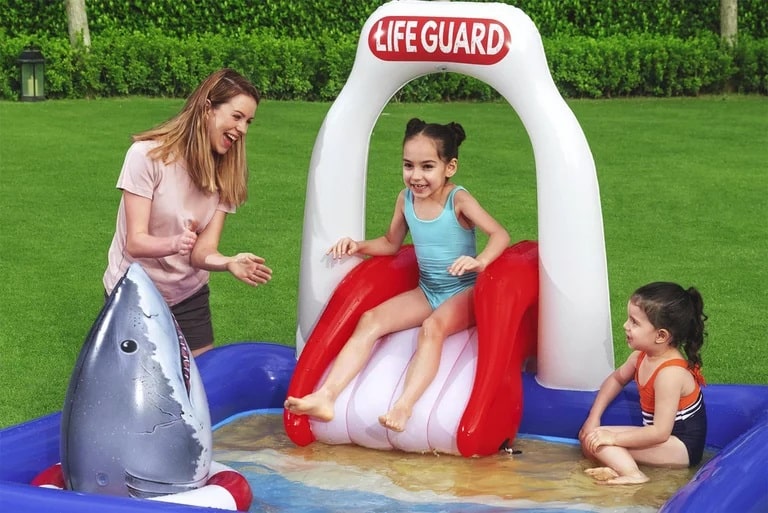Lustiges Wasser- und Planschspielzeug für Kinder im Garten.