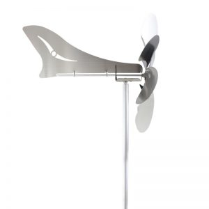 Moderne Windkraftanlage mit drei Rotorblättern, nachhaltige Energiequelle.