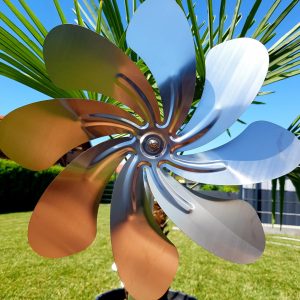 Metall-Windspiel mit bunten, reflektierenden Flügeln, bringt Bewegung und Klang in den Garten.