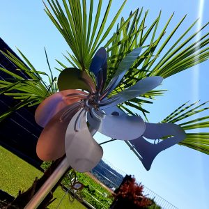 Absolut detailreiche Windmühle aus Edelstahl im Garten, moderne Gartendekoration.