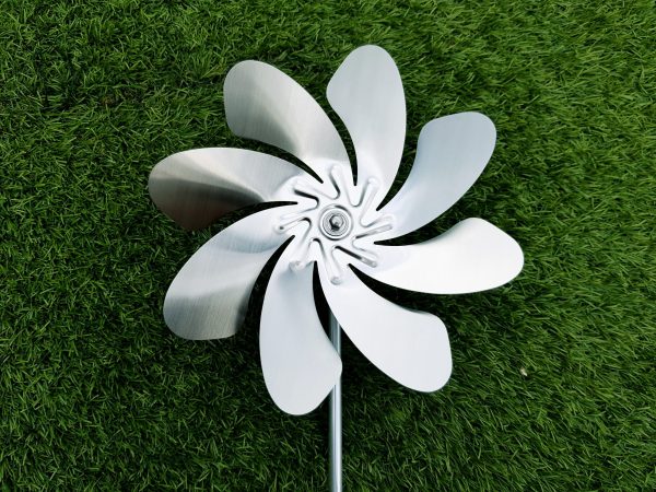 Metallwindspiel im Garten, stählernes Windspiel als Dekoration, modernes Gartendekor aus Metall.