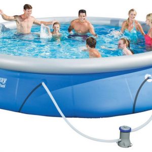 Aufblasbarer Familienpool mit Wasser für Kinder und Erwachsene, ideal für Sommer und Garten.