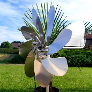 Metall Windspiel für Garten, dekoratives Windspiel aus Edelstahl, einzigartiges Gartenaccessoire, modern und langlebig.
