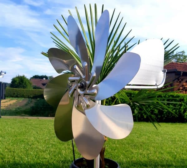 Metall Windspiel für Garten, dekoratives Windspiel aus Edelstahl, einzigartiges Gartenaccessoire, modern und langlebig.