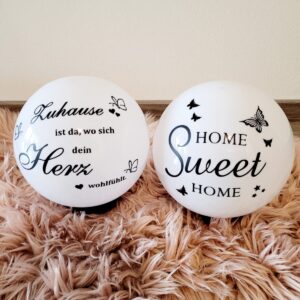 Weiße Wandtrophäen mit dekorativen Sprüchen und Schmetterlingsdesigns, perfekte Wohnaccessoires für ein gemütliches Zuhause.