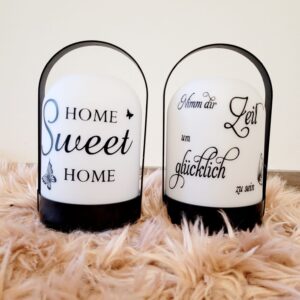 Helle, stilvolle Tischlampen mit Spruch für ein gemütliches Zuhause, ideal für Wohn- oder Schlafzimmerdeko.