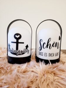 Helles Licht mit liebevollen Sprüchen für gemütliche Räume und romantische Stimmung.