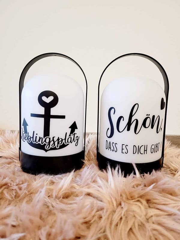Helles Licht mit liebevollen Sprüchen für gemütliche Räume und romantische Stimmung.